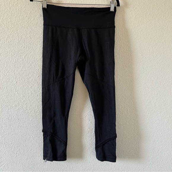 Lululemon Women’s Leggings 6 Black Cropped Pullon Stretchy Gym Workout Lounge - Picture 1 of 13